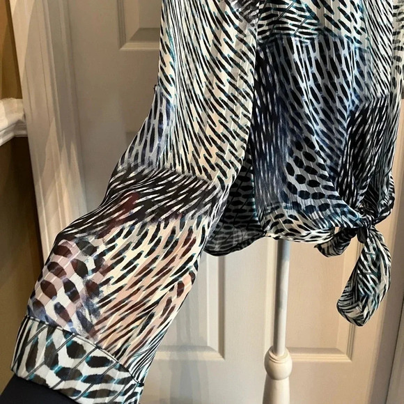 ✨‎ Cache Blue/Black Cheetah print colored loose fitting blouse with tie front. - Picture 11 of 15